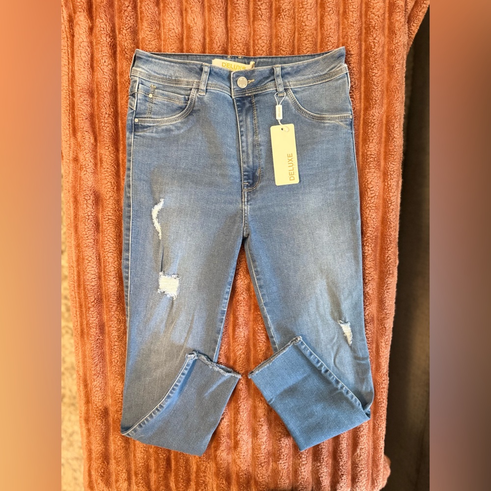 Colombian D’eLuxe Blue Ankle Cropped Jeans with Modern Distressing